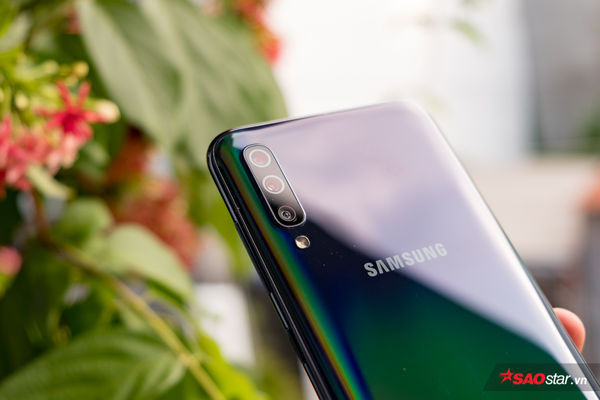 Ở mặt lưng, một điểm cộng cho Samsung Galaxy A70 so với các thiết bị tầm trung khác nằm ở việc máy có cụm ba camera sau cùng thông số lần lượt là camera chính 32 MP (f/1.7), camera siêu rộng 8 MP 123 độ (f/2.2) và camera chiều sâu 5 MP (f/2.0).