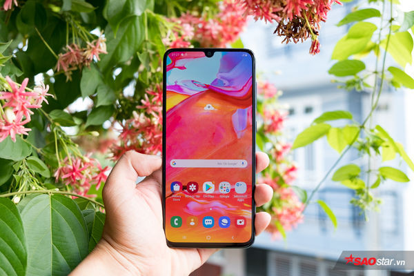 Ở mặt trước, người dùng có màn hình Super AMOLED đặc trưng của Samsung với khả năng hiển thị rực rỡ và sắc nét với kích thước 6,7 inch cùng độ phân giải 1.080 x 2.400 pixel. Tỷ lệ màn hình trên mặt trước máy của dòng A70 lên tới trên 93%.