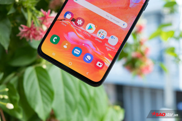 Một số thông số khác trên Samsung Galaxy A70 cũng có thể kể đến chip Snapdragon 675, RAM 6 GB, bộ nhớ trong 128 GB (có thể mở rộng thêm qua khe cắm thẻ nhớ microSD thêm tối đa 512 GB) cùng pin 4.500 mAh.