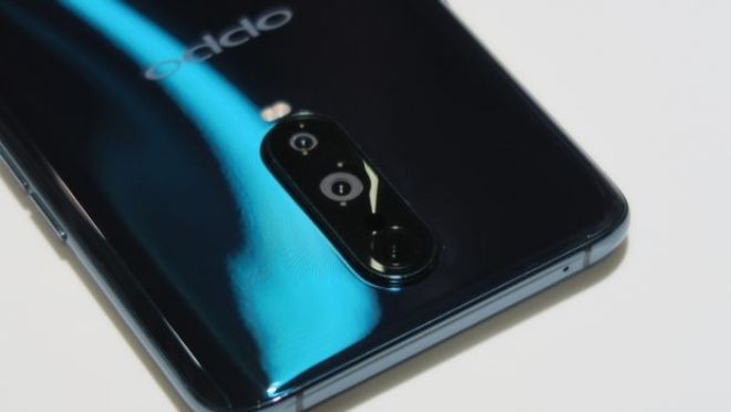 Lưu ý rằng camera tele có zoom quang 6x so với camera chính và zoom lai 10x. Trong khi đó camera siêu rộng được dán nhãn là zoom 0,6x. Máy hỗ trợ quay video 4K tốc độ 60 khung hình/giây (fps)