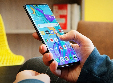 2. Huawei P30 và P30 Pro. Với 4 mô-đun máy ảnh, Huawei P30 Pro là điện thoại thông minh tốt nhất về chụp ảnh. Điện thoại này thực sự xuất sắc với zoom quang học x5, zoom lai x10, chế độ nhìn ban đêm đáng kinh ngạc và tuổi thọ pin đáng nể. Về P30, điện thoại nhỏ gọn hơn và khiêm tốn hơn về tính năng thu phóng bị giới hạn (zoom quang x3 và zoom lai x3).