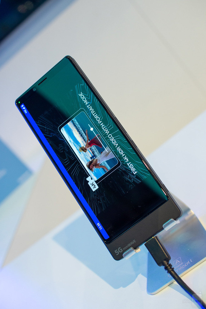 Sony Sony cũng sẽ có điện thoại 5G của riêng mình. Mặc dù Sony chưa chính thức công bố điện thoại 5G nhưng hãng đã bày tỏ sự quan tâm lớn đến công nghệ và tiềm năng của nó. Trên thực tế, công ty đã có một thiết bị nguyên mẫu 5G được trưng bày tại Triển lãm di động toàn cầu - MWC 2019. Sản phẩm mang một nét tương đồng với điện thoại thông minh Xperia 1 - màn hình cực dài mà không có “notch”. Cho đến nay, giới công nghệ vẫn chưa phát hiện ra bất kỳ phần cứng 5G thương mại nào của Sony đang hoạt động.