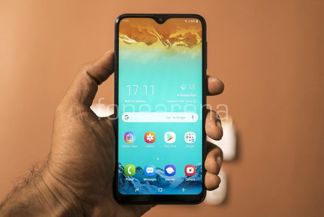 Với người dùng trẻ, smartphone không chỉ để lướt web, vào mạng xã hội, chụp ảnh,…mà còn để chơi game giải trí. Do đó, smartphone có pin lớn chính là điểm nhấn quan trọng khi lựa chọn. Dưới đây là 6 smartphone pin "trâu" nhưng vẫn có giá bán hết sức hấp dẫn. 1. Samsung Galaxy M10 (pin 3400 mAh)Giá bán: 3,49 triệu đồng Đây là chiếc smartphone giá mềm nhất của Samsung thuộc dòng Galaxy M trong năm nay. Theo những báo cáo trước đó, Galaxy M10 đã cán mốc 10.000 đơn đặt hàng sau khoảng 2 giờ mở bán online. Điện thoại được tích hợp viên pin dung lượng lên tới 3400 mAh, khi được quản lý sức mạnh bởi chip Exynos 7870, Galaxy M10 đủ sức chơi game nhẹ. Ấn tượng hơn, màn hình 6,2 inch của máy có thiết kế “giọt nước”, mang lại trải nghiệm liền mạch và thời trang. Ở phía sau điện thoại là cụm camera sau kép 13MP + 5MP có khả chụp góc rộng. Các thông số kỹ thuật khác của máy bao gồm: RAM 3GB; bộ nhớ trong 32GB; camera selfie 8MP.