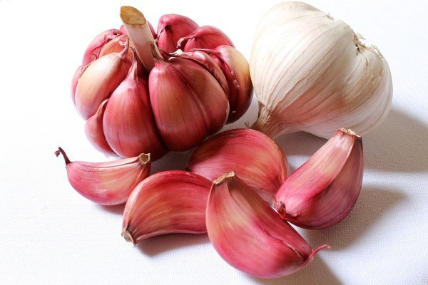 Tỏi rất giàu chất dinh dưỡng có thể tăng cường hệ thống miễn dịch của bạn. Nếu bạn bị cảm lạnh, hãy thêm tỏi vào chế độ ăn của bạn.