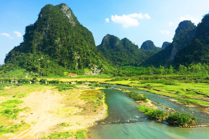 Vườn quốc giá Vũ Quang nằm ở phía tây bắc tỉnh Hà Tĩnh, thuộc huyện Hương Sơn, cách TP Hà Tĩnh 75km có tổng diện tích là 55.028,9.