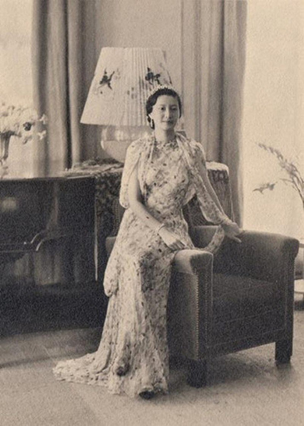 Nam Phương Hoàng hậu vô cùng hợp mốt và sang trọng trong thiết kế này.