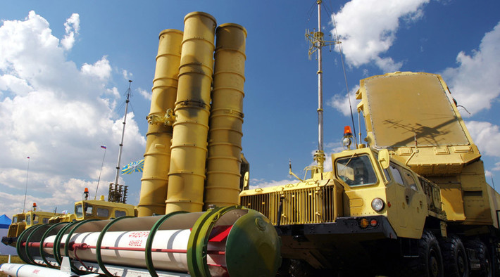 Hiện Việt Nam mới chỉ có trong biên chế 2 tiểu đoàn tên lửa S-300PMU1 được mua cách đây hơn 10 năm. So với S-300PMU2 thì PMU1 hạn chế hơn về một số đặc điểm tác chiến. Mà cụ thể là tầm bắn của PMU2 lên đến 195km với đạn tên lửa 48N6E2 mới trong khi PMU1 chỉ dừng lại ở 150km.