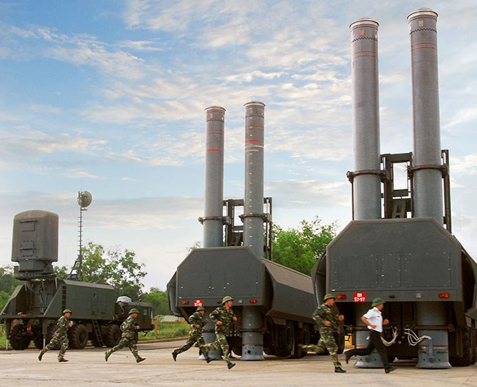 Việt Nam năm 2010 đã mua hệ thống tên lửa phòng thủ bờ biển K-300P Bastion-P. Tuy nhiên từ đó tới nay thì chưa có thêm hợp đồng bổ sung nào, các đơn vị tên lửa bờ đa số vẫn dùng tổ hợp 4K44 Redut và 4K51 Rubezh có tuổi thọ lớn. Ảnh: Các bệ phóng tên lửa và xe radar Monolit-B của tên lửa bờ K-300P Baston P thuộc Lữ đoàn 685, Quân chủng Hải quân. Ảnh Tuổi Trẻ