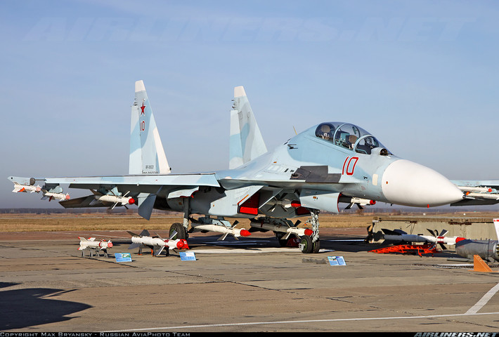 Tiêm kích Su-30MK2 của Việt Nam có khả năng mang tới 8 tấn vũ khí cho nhiều nhiệm vụ tác chiến đối không, đối đất, đối hải. Ảnh: Su-30MK2 phiên bản nội địa dành cho Không quân Nga mang đầy đủ vũ khí không đối không gồm 4 tên lửa R-73 và 4 tên lửa R-27ET/ER.