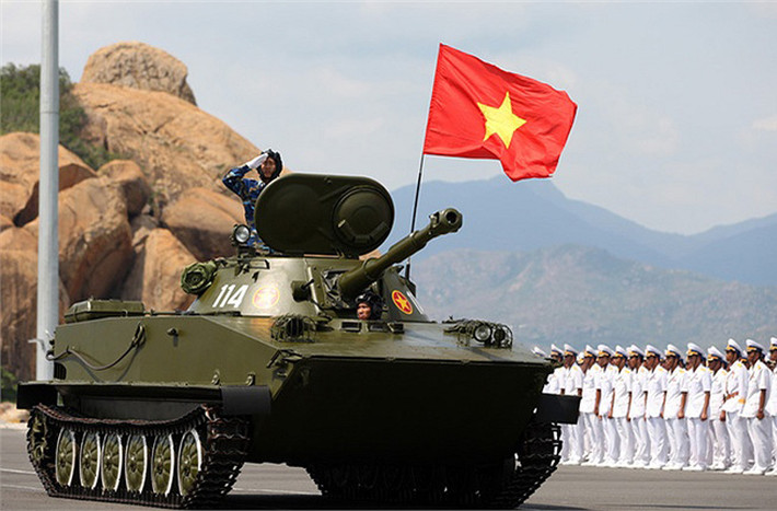 Xe tăng PT-76B là mẫu tăng hạng nhẹ chủ lực của Quân đội Nhân dân Việt Nam hiện nay. Nó thường được trang bị cho đơn vị bộ đội đóng quân ở địa hình sông nước, hay lực lượng Hải quân Đánh bộ nhờ khả năng bơi cực kỳ tốt. Đây được xem là một trong những dòng tăng huyền thoại được sản xuất dưới thời Liên Xô. Cũng như T-54/55, PT-76 được sản xuất với nhiều biến thể, hãy cùng tìm hiểu một vài phiên bản mà Việt Nam không có.