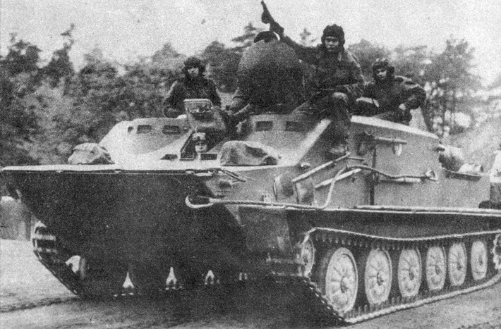 Xe bọc thép chở quân lội nước BTR-50P sử dụng khung bệ PT-76, lược bỏ tháp pháo. Loại xe này hiện cũng có trang bị trong Quân đội Nhân dân Việt Nam.