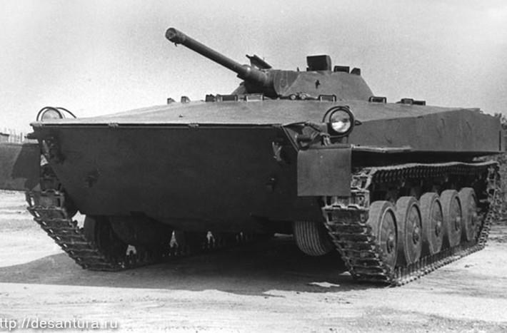 Mẫu thử nghiệm xe chiến đấu bộ binh Object 914 do Viện thiết kế Gavalov phát triển. Khung thân xe được bổ sung thêm 4 bánh lốp có thể kéo ra rút vào đặt cạnh bánh xích.