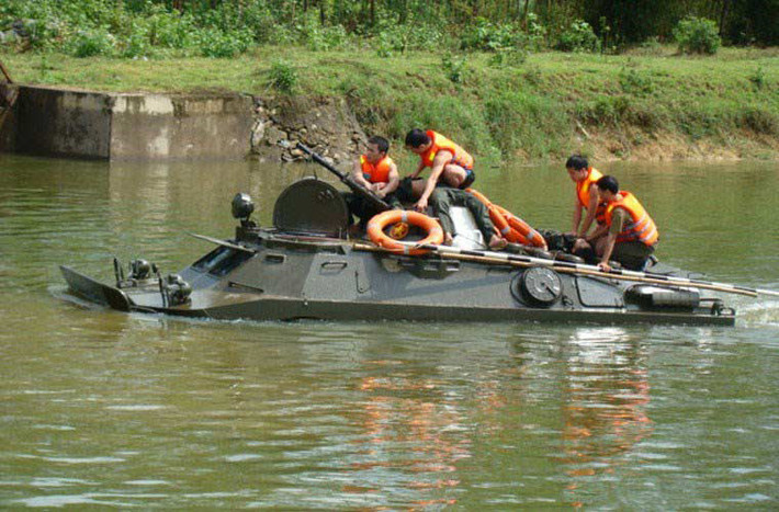 BRDM-2 cũng có khả năng bơi rất tốt khi được trang bị chân vịt cho phép di chuyển dưới nước với tốc độ 10km/h, phù hợp cho hoạt động tìm kiếm, cứu nạn.