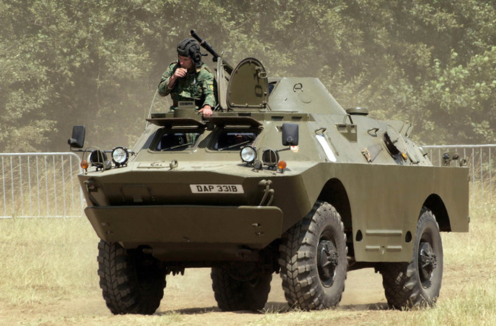 BRDM-2 là tên dòng xe trinh sát/tuần tra bọc thép do kỹ sư V.K. Rubtsov thiết kế từ đầu những năm 1960, nhà máy Gorkovsky sản xuất tới 7.200 chiếc từ 1962-1989. Loại xe này có trọng lượng chiến đấu đến 7 tấn, dài 5,75m, rộng 2,37m, cao 2,31m, bọc giáp dày 7-14mm ở thân và tháp pháo. Ảnh minh họa nước ngoài. Ảnh minh họa nước ngoài