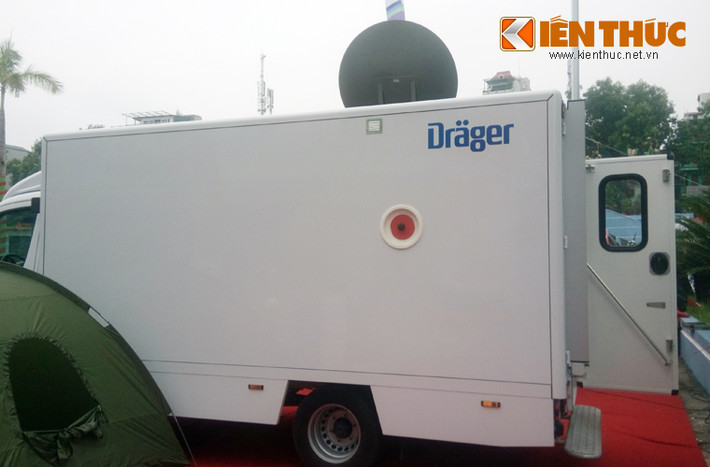 Xe trinh sát NBC Drager đặt trên khung gầm cơ sở ô tô Mercedes Benz Sprinter, kíp công tác 4 người. Bên trong xe được trang bị nhiều khí tài hiện đại, ví dụ gồm: Máy báo độc tự động AP4C-V và X-am 7000; bộ cảm biến môi trường; máy đo phóng xạ; bộ phát hiện các tác nhân sinh học; thiết bị đo khí tượng…
