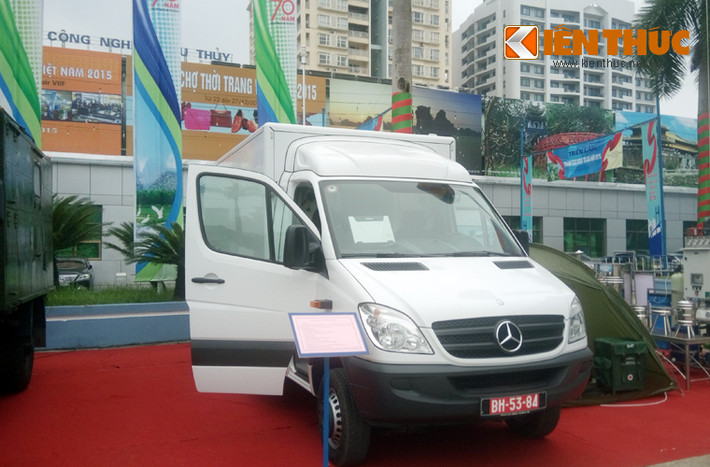 Ngoài BRDM-2, bộ đội phòng hóa còn được trang bị xe trinh sát chất độc NBC Drager để phục vụ công tác bảo vệ Đại hội Đảng 12. Đây là một trong những khí tài phòng chống NBC hiện đại hàng đầu thế giới hiện nay, chuyên dùng để trinh sát phát hiện, cảnh báo các chất độc, chất phóng xạ, lấy mẫu phân tích tác nhân sinh học, thu thập các dữ liệu về khí tượng, xác định vị trí bằng thiết bị vệ tinh GPS trong ứng phó các sự cố về chất độ hóa học, sinh học, hạt nhân. Ảnh: Xe Drager được trưng bày giới thiệu tại Triển lãm thành tựu Kinh tế - Xã hội 2015 ở trung tâm Giảng Võ, Hà Nội.