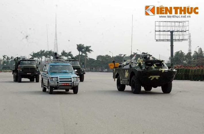 Một trong những khí tài đáng lưu ý của bộ đội phòng hóa đó là xe bọc thép trinh sát BRDM-2. Ảnh: Xe bọc thép BRDM-2 trong lễ ra quân bảo vệ an ninh Hội nghị IPU-132 – sự kiện tầm cỡ quốc tế diễn ra tại Hà Nội năm 2015.