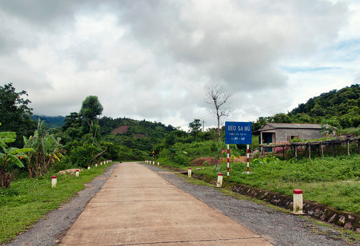 Sa Mù là con đèo hiểm trở vào loại bậc nhất miền Tây Quảng Trị. Trước đây, người dân bản địa xem Sa Mù như “con đường ma” vì quá nhiều nguy hiểm chực chờ với dốc chót vót, khúc khuỷu như tay vượn.