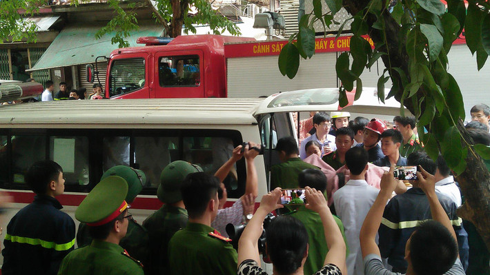Thi thể nạn nhân được đưa vào xe cứu thương.