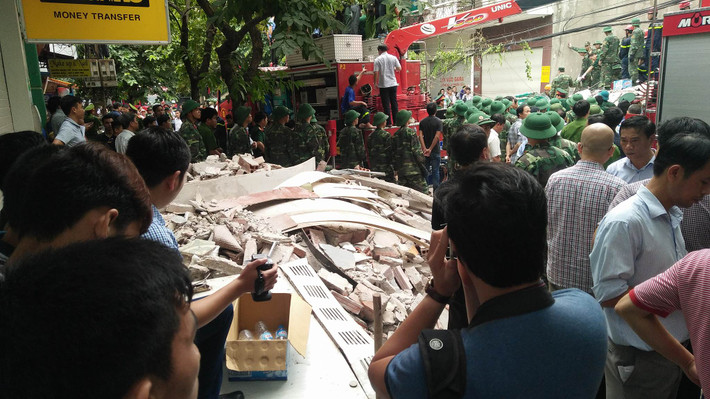 Theo Vietnamplus, tới thời điểm hiện tại, vẫn còn 2 nạn nhân trong vụ sập nhà 4 tầng ở Hà Nội chưa được tìm thấy.