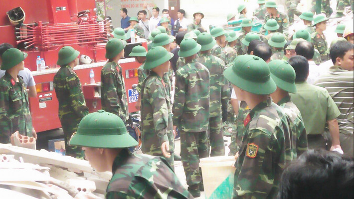 Hàng trăm người đang tham gia cứu hộ, cứu nạn vụ sập nhà.