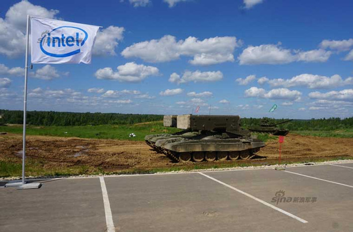 …và tổ hợp phun lửa hạng nặng Tos-1 Buratino.