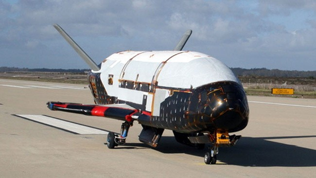 X-37B là tàu con thoi không người lái tối mật của Mỹ, có khả năng hoạt động liên tục nhiều tháng trên quỹ đạo trái đất. Không quân Mỹ giữ bí mật về nhiệm vụ của X-37B trong những lần hoạt động trước đây. Thiết kế của X-37B khá giống các tàu con thoi đình đám của Mỹ nhưng nhỏ hơn và không có khoang dành cho phi hành gia.