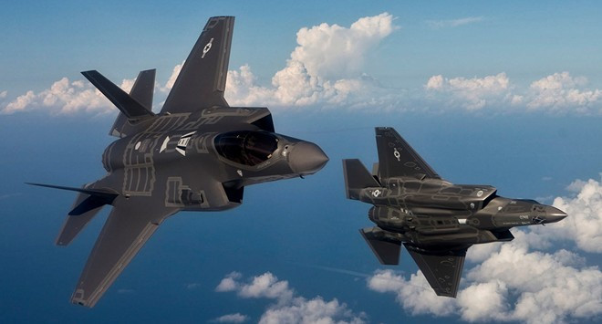 F-35 Lightning II là chiến đấu cơ đa nhiệm và đáng sợ nhất từng được chế tạo. Nó có khả năng chiếm ưu thế trên không, hỗ trợ mặt đất, ném bom chiến thuật trong trạng thái tàng hình. Các phiên bản khác nhau cho phép F-35 cất và hạ cánh trên mặt đất, tàu đổ bộ và hàng không mẫu hạm. Hiện tại, Mỹ đặt mua 1.700 chiếc F-35 và nó sẽ trở thành mẫu máy bay chiến đấu chủ lực trong một thập kỷ tới.
