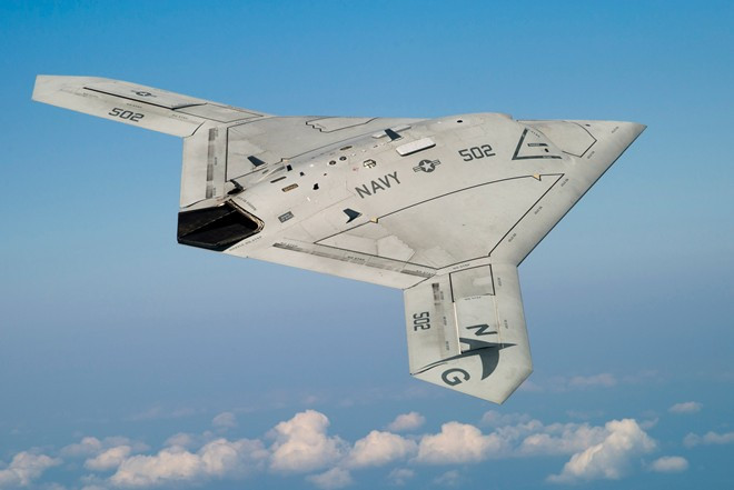 X-47B là máy bay không người lái có khả năng cất và hạ cánh từ tàu sân bay của quân đội Mỹ. Nó to bằng một chiếc chiến đấu cơ, có khả năng hoạt động theo lịch trình đặt trước. Mẫu UAV của Northrop Grumman còn có khả năng tiếp nhiên liệu trên không và tấn công mục tiêu bằng các khoang vũ khí trong thân. Hình dáng bên ngoài cho thấy X-47B có khả năng tàng hình.