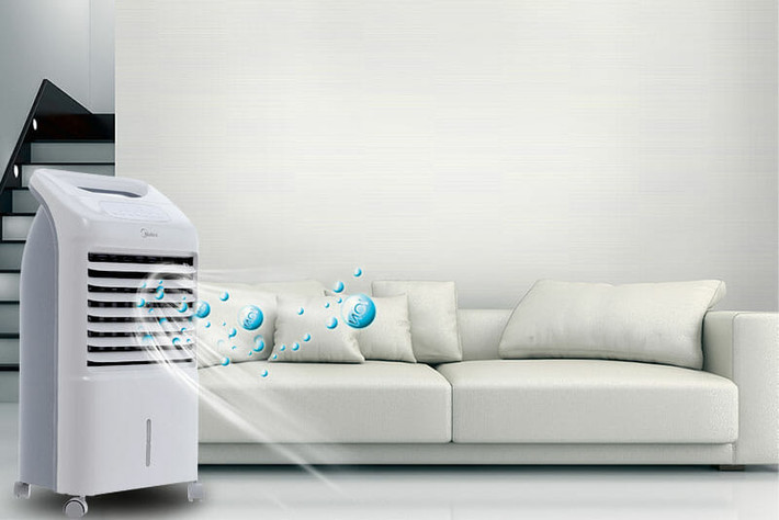Một bất tiện nữa là việc thay nước. Theo thông số nhà sản xuất, có quạt dung tích bình chứa 23 lít nước chỉ sử dụng được từ 5-9 giờ liên tục. Khi hết nước quạt chạy như quạt điện bình thường. Người dùng phải thường xuyên kiểm tra và thêm nước.