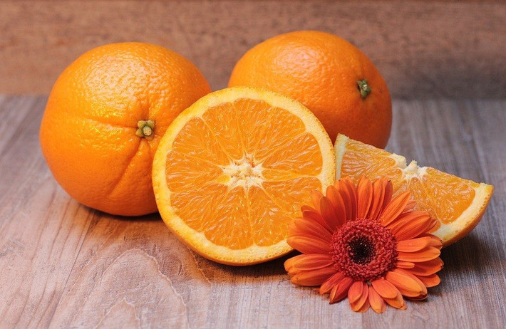 4. Cam Cam rất tốt cho da vì chúng giàu nước, giữ cho da luôn ngậm nước. Những loại trái cây này cũng rất giàu vitamin C, cần thiết cho cơ thể để sản xuất collagen- một loại protein giữ cho làn da săn chắc và chống lại các dấu hiệu lão hóa.