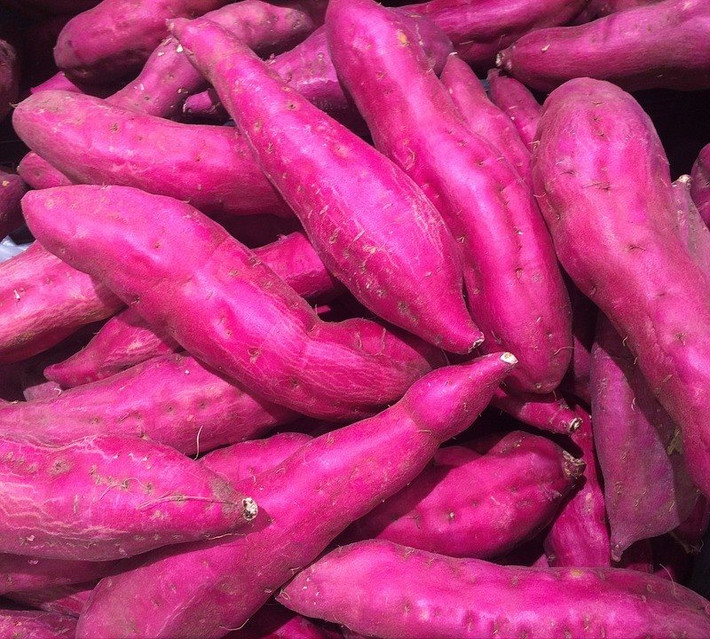6. Khoai lang Khoai lang giữ cho làn da khỏe mạnh vì chúng chứa nhiều vitamin C và beta-carotene. Chất beta-carotene được cơ thể chuyển đổi thành vitamin A và chất chống oxy hóa có lợi cho da.