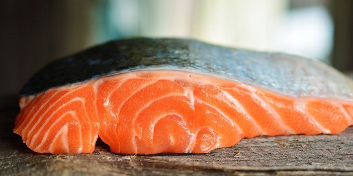 9. Cá hồi hoang dã Cá hồi hoang dã là một nguồn axit béo omega-3 tuyệt vời, có thể giữ cho làn da ngậm nước, giúp giảm viêm và chống ung thư. Ảnh: Pixabay.