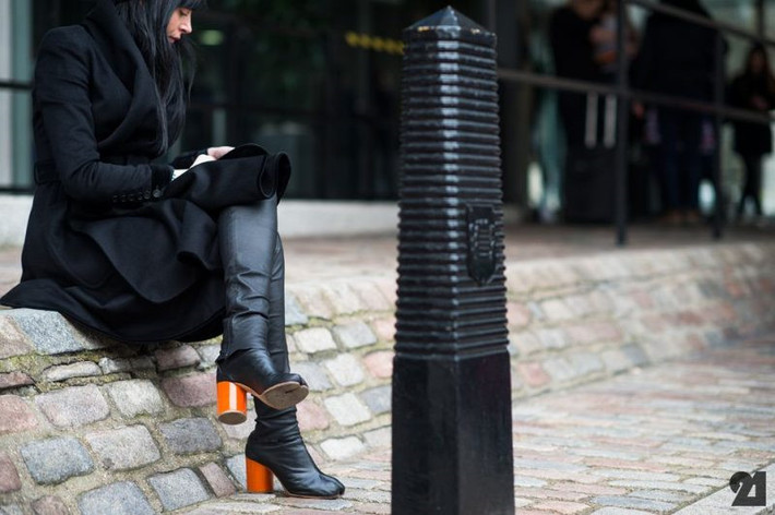 Những bộ sưu tập về sau, nhà mốt Maison Margiela dần biến tấu Tabi boots trở nên gần gũi hơn, bằng sự đa dạng màu sắc và chất liệu. Giám đốc sáng tạo kế nhiệm - John Galliano không ngừng đổi mới thiết kế để phù hợp với thị hiếu hiện đại.