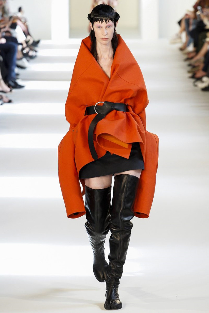 NTK Martin Margiela nói: "Vào buổi đầu, vì hạn hẹp về ngân sách, tôi đã không còn bất cứ lựa chọn nào ngoài việc thiết kế lại Tabi boots. Đó là cách giúp tôi có thể tiếp tục công việc yêu thích của mình. Qua vài bộ sưu tập, giới mộ điệu bắt đầu dành tình cảm thân thiện đến mẫu phụ kiện này. Họ liên tục mong chờ những thiết kế Tabi boots trên sàn diễn".