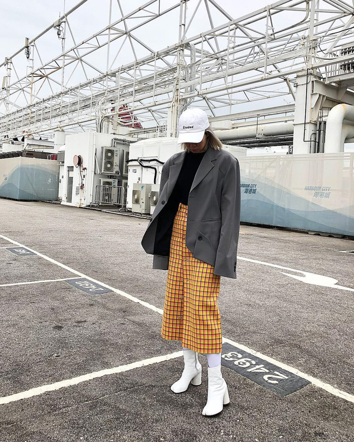 Phụ kiện có thể phối hợp cùng nhiều kiểu trang phục khác nhau như hoodie, quần jogger hay phom dáng váy chất liệu cứng cáp.