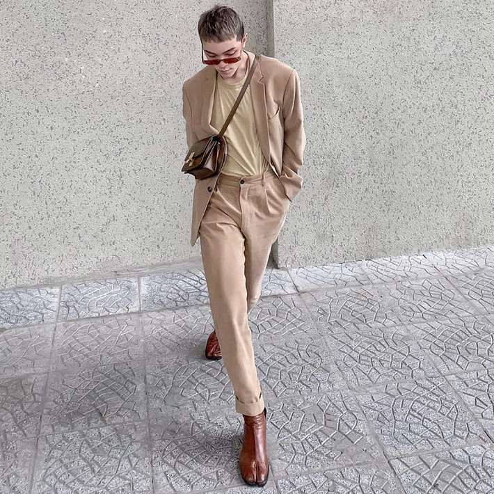 Kelbin Lei là một trong những tín đồ yêu thích mẫu Tabi boots xẻ ngón độc đáo. Anh thường kết hợp với suit phom dáng độn vai cá tính, đi kèm phụ kiện túi xách trùng tông.