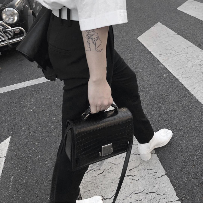Không chỉ phủ sóng giới thời trang quốc tế, Tabi boots cũng được nhiều tín đồ Việt yêu thích. Thiết kế giúp set đồ trở nên cá tính, sành điệu hơn trong những bức ảnh street style.