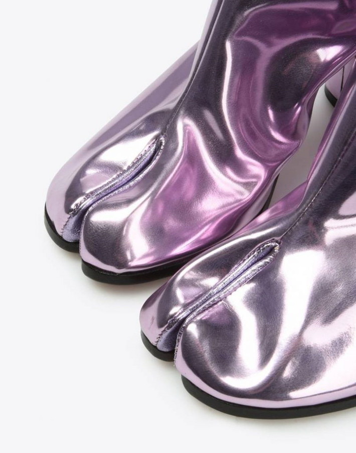 Tabi boots xuất hiện trên sàn diễn của nhà mốt Maison Margiela vào năm 1988. Thiết kế trở thành một trong những biểu tượng thời trang của thương hiệu. Cảm hứng của mẫu phụ kiện đến từ đôi vớ split-toe của người Nhật vào thế kỷ 15, cùng ngón chân cái được may tách biệt với phần còn lại.