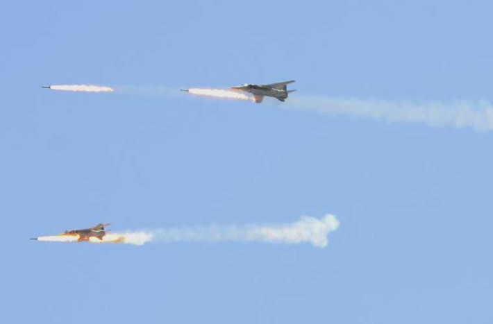 Các máy bay Su-24MK2 có khả năng mang vũ khí có điều khiển, tuy nhiên không rõ những vũ khí như vậy có được cung cấp cho Syria. Vì hầu như các chiến dịch không kích quân nổi dậy, Su-24 Syria đều mang bom, rocket không điều khiển. Chính vì thế, nguy cơ bị bắn hạ càng lớn hơn.