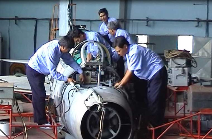 Phần đầu của máy bay MiG-21 được tháo rời để các “bác sĩ” tiện thao tác “khám và điều trị”.