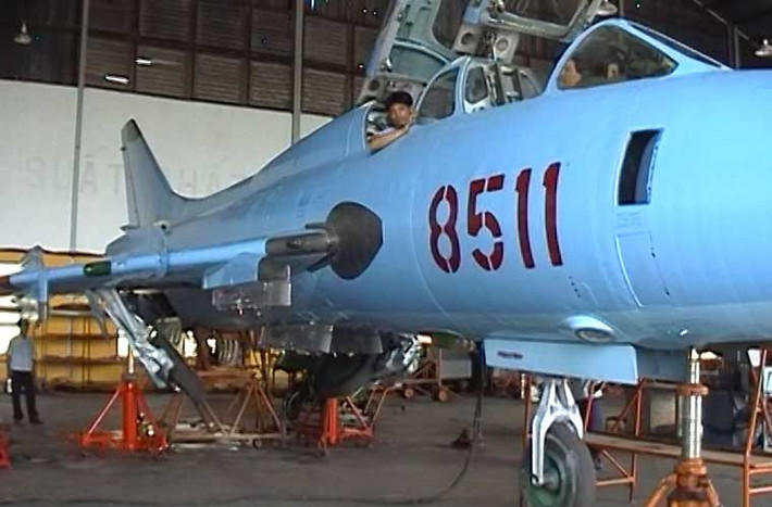 Một chiếc Su-22 vào viện và được các “bác sĩ” ở A32 “giải phẫu”.