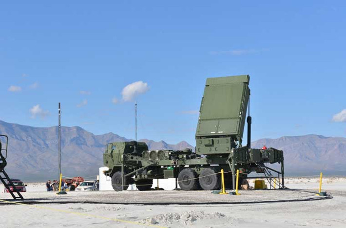 Trong ảnh là hệ thống điều khiển hỏa lực đa chức năng (MFCR) được trang bị radar mạng pha chủ động có thể cung cấp khả năng điều khiển hỏa lực và giám sát cho tới khi radar giám sát tham gia mạng lưới.