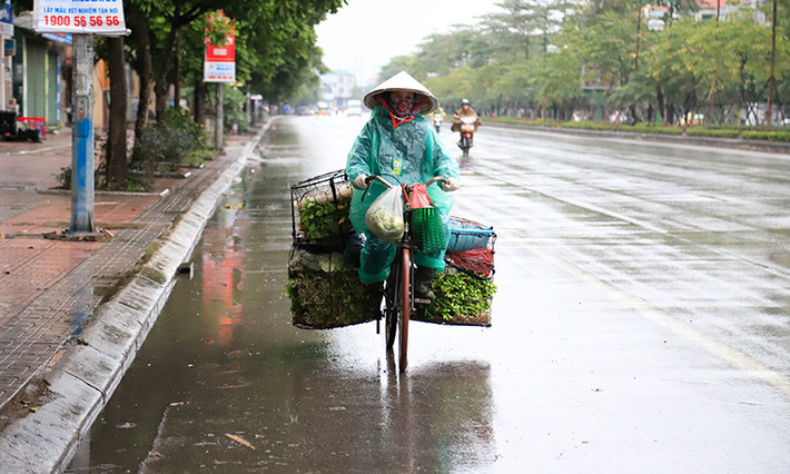 Không khí lạnh tăng cường kèm theo mưa, khiến cuộc sống mưu sinh của người dân Hà Nội gặp nhiều khó khăn.