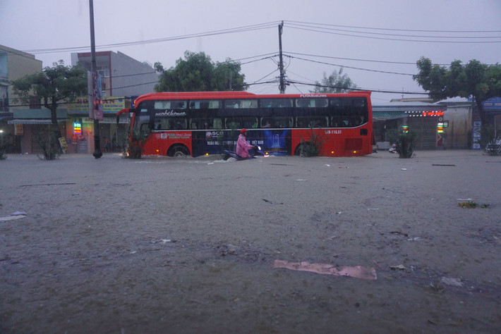 Cơn mưa rào khủng khiếp kéo dài khoảng từ 2h sáng tới tận 5h30 sáng nay mới chấm dứt nhưng đã khiến toàn TP Đà Nẵng ngập lụt.