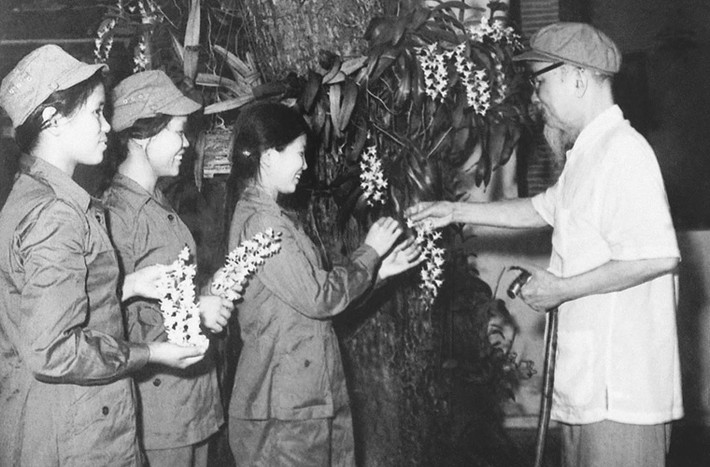 Người tặng hoa cho ba nữ dân quân Quảng Bình, Vĩnh Linh (24/9/1968). Nguồn ảnh: Tư liệu