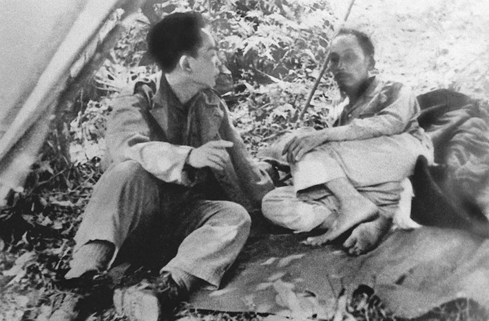 Chủ tịch Hồ Chí Minh và Đại tướng Võ Nguyên Giáp trên đường đi công tác ở Việt Bắc. Nguồn ảnh: Tư liệu