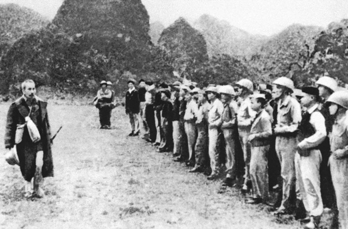 Chủ tịch Hồ Chí Minh thăm một đơn vị bộ đội và du kích đi tham gia Chiến dịch Biên Giới đóng quân ở huyện Phục Hòa, Cao Bằng (3/1951). Nguồn ảnh: Tư liệu