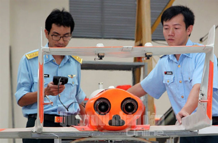 Cũng theo tờ QĐND, UAV-02 đã được đưa ra thử nghiệm thành công với máy bay Su-30MK2 tại Trung đoàn 923 Yên Thế. Ngay trong chuyến bay đầu tiên, các khí tài điện tử của Tổ hợp dẫn đường-ngắm bắn và tên lửa trên máy bay Su-30MK2 đã phát hiện và bám sát được mục tiêu UAV-02…