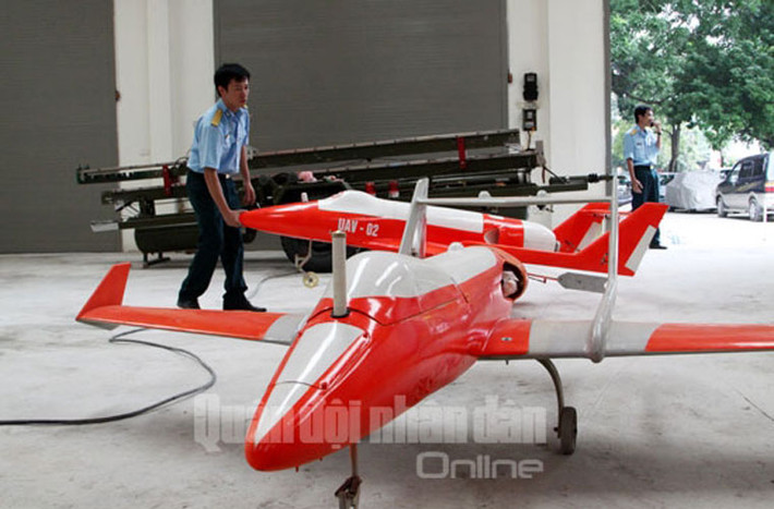 Bia bay UAV-02 có chiều dài thân 2,5m, sải cánh 2,8m, nặng 38kg khi nạp đủ nhiên liệu.